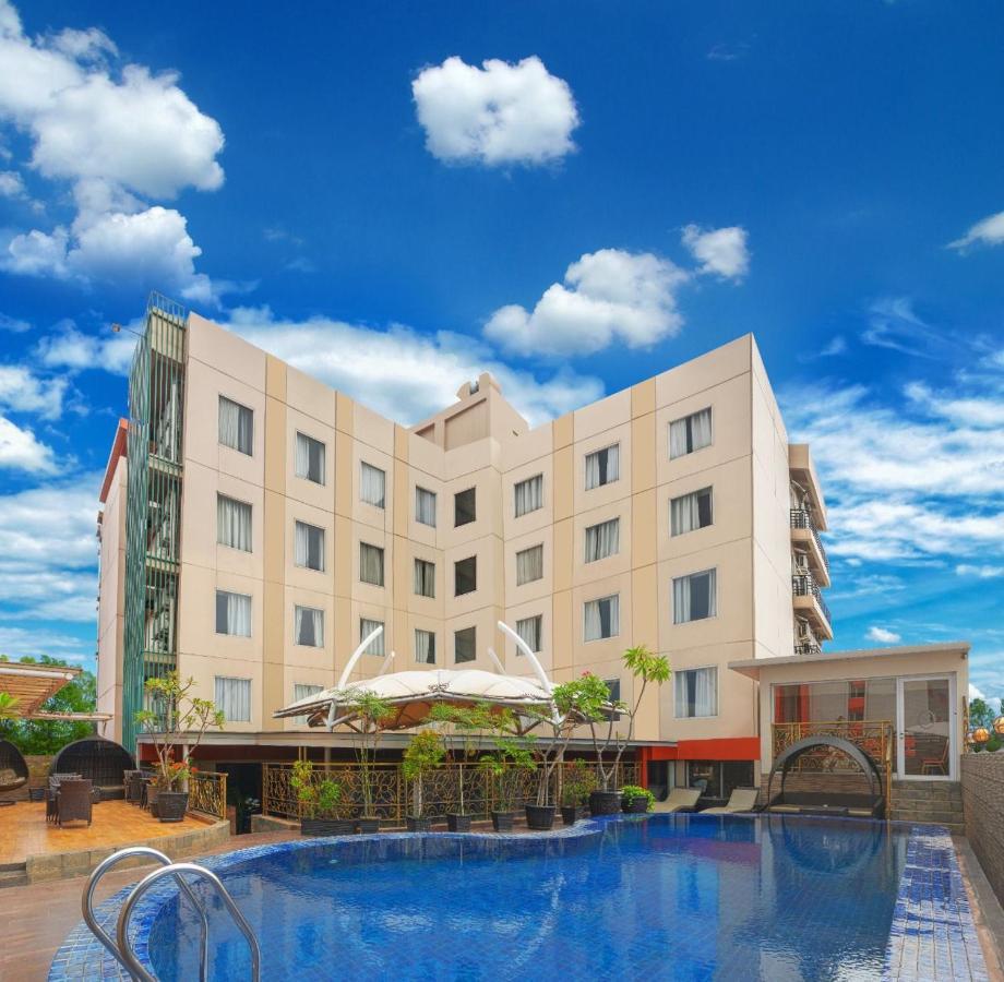 แซฟไฟร์ สกาย ลักซัวรี โฮเต็ล Hotel เซอร์ปง ภายนอก รูปภาพ
