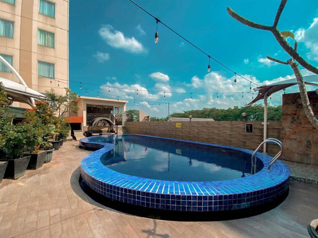แซฟไฟร์ สกาย ลักซัวรี โฮเต็ล Hotel เซอร์ปง ภายนอก รูปภาพ