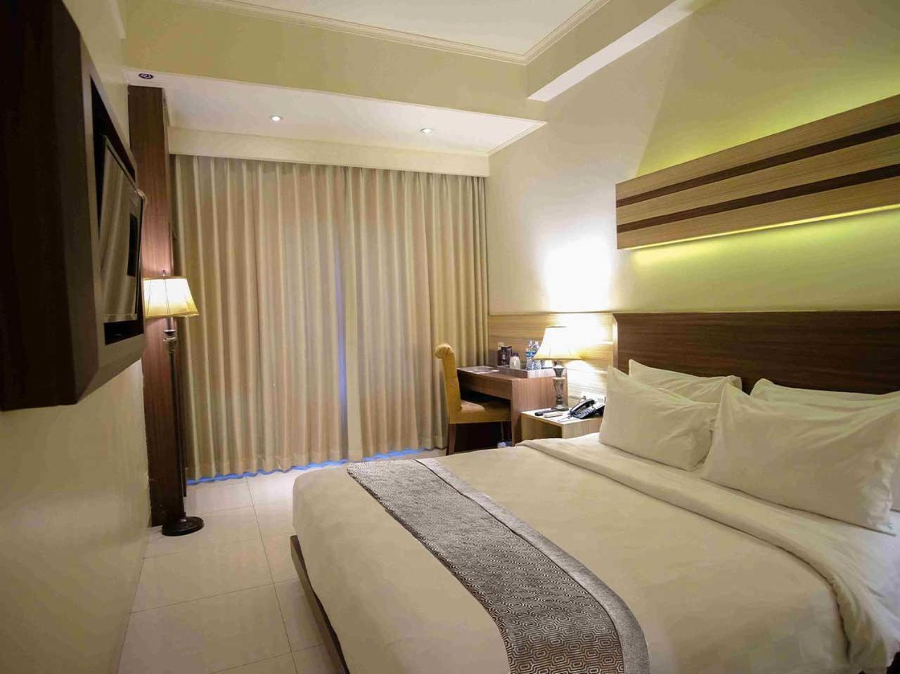 แซฟไฟร์ สกาย ลักซัวรี โฮเต็ล Hotel เซอร์ปง ภายนอก รูปภาพ