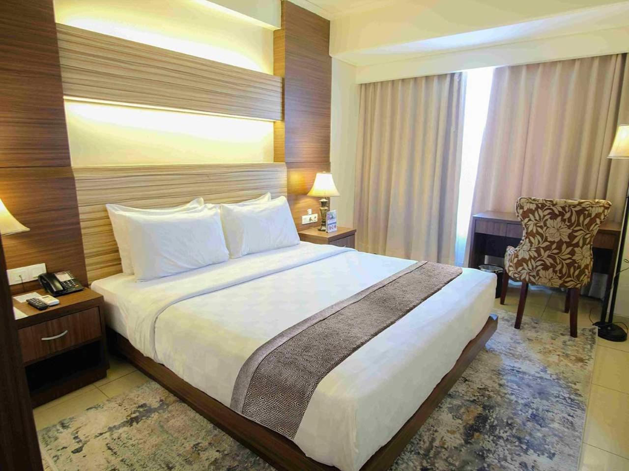 แซฟไฟร์ สกาย ลักซัวรี โฮเต็ล Hotel เซอร์ปง ภายนอก รูปภาพ